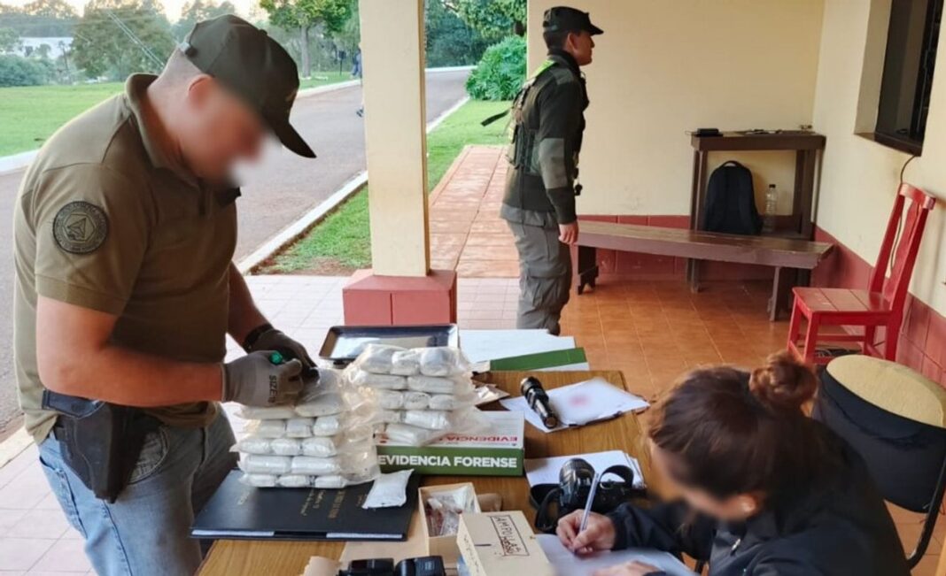 Gendarmes junto a bultos de marihuana incautados en un operativo en Misiones