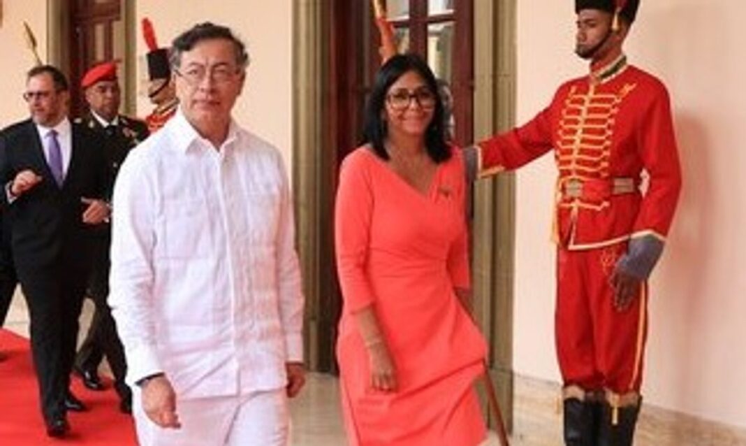 Delcy Rodríguez y Gustavo Petro en reunión en el Palacio de Miraflores, Caracas