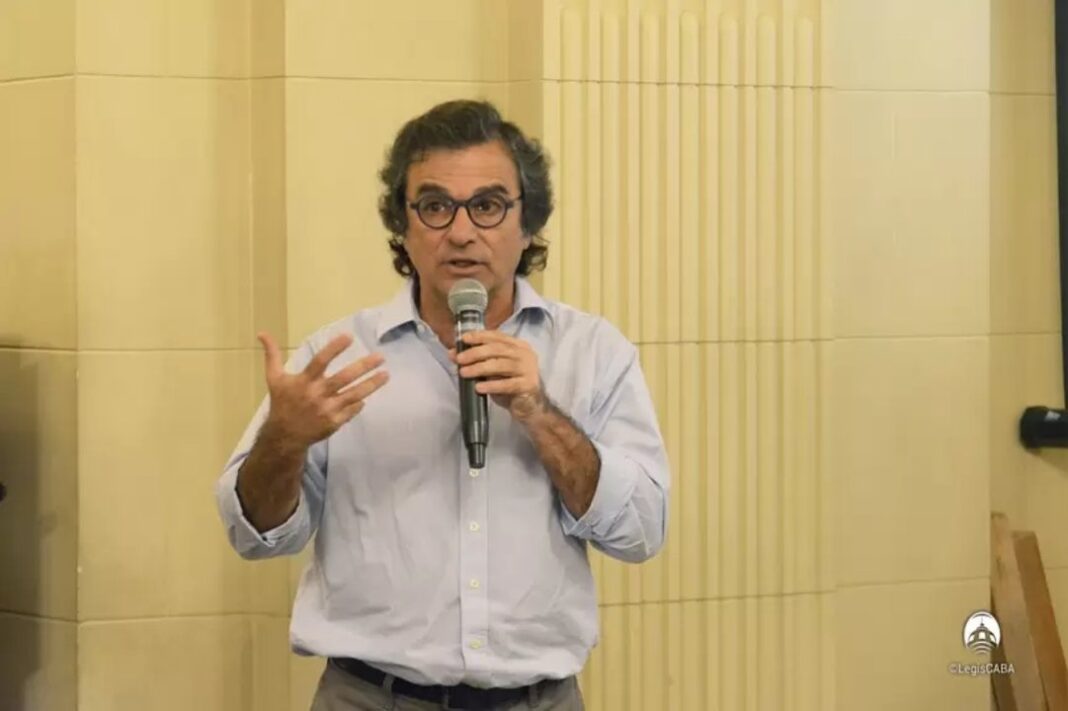 Fotografía de un edificio de departamentos en Miami, Estados Unidos.