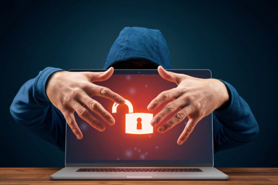 Ilustración de un servidor con código malicioso y un candado roto representando un ciberataque de ransomware