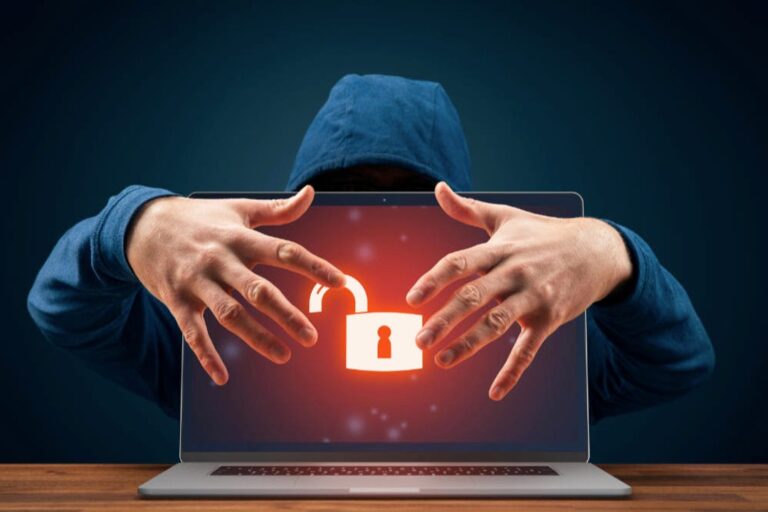Ilustración de un servidor con código malicioso y un candado roto representando un ciberataque de ransomware