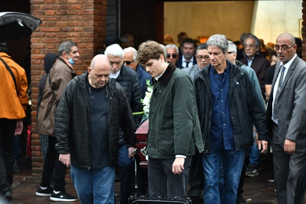 Familiares y colegas en el Cementerio de la Chacarita durante el sepelio de Luis Brandoni.