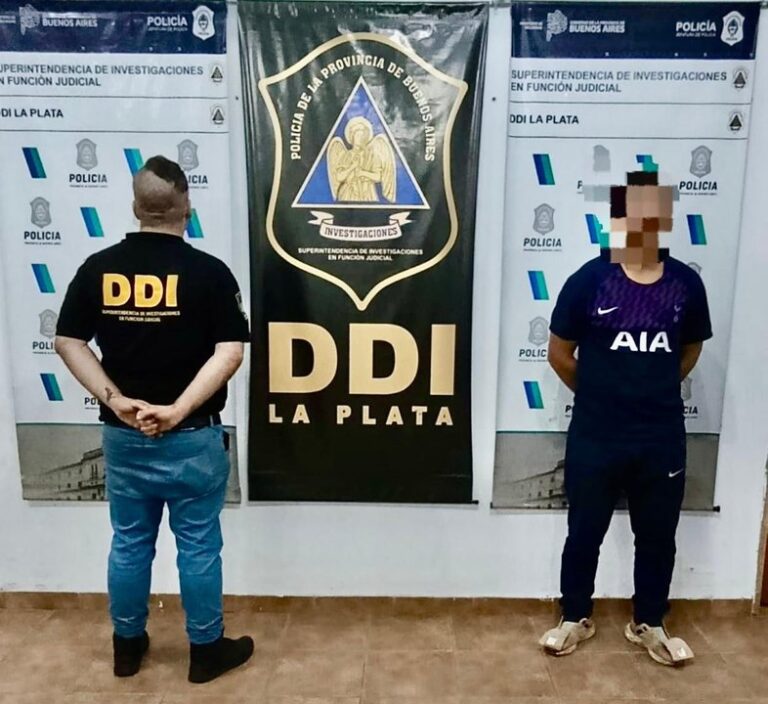 Ilustración de un campo de fútbol con siluetas de jugadores, haciendo referencia al incidente ocurrido en La Plata.