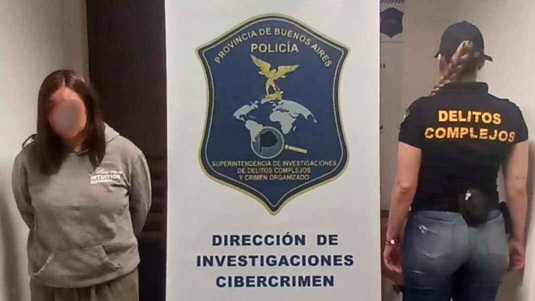 Ilustración de una tarjeta de crédito y un símbolo de advertencia, representando un caso de estafa financiera.