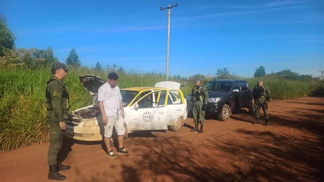 Agentes de Gendarmería Nacional realizando control vehicular en ruta provincial