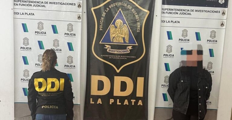 Ilustración de una balanza de la justicia con fondo de la ciudad de La Plata
