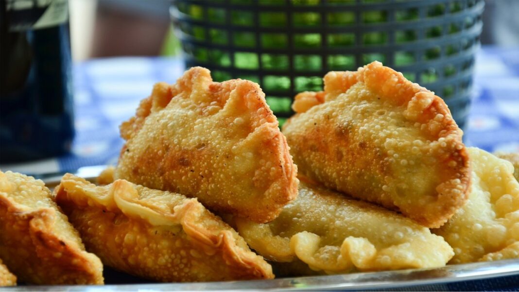 Empanadas tucumanas recién horneadas en una fuente, plato típico argentino.