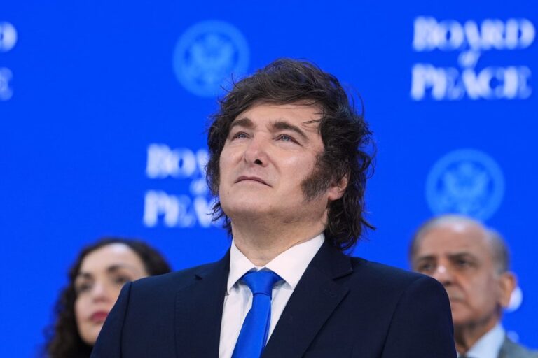 Gráfico de encuesta que muestra la imagen positiva de políticos argentinos, con Javier Milei en quinto lugar.