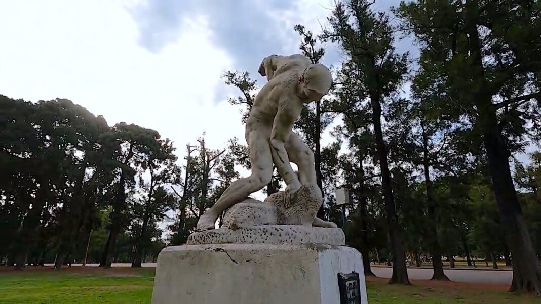 Escultura de mármol 'Atleta' del artista Henri-Léon Gréber, ubicada entre los rosales del Rosedal de Palermo, Buenos Aires.