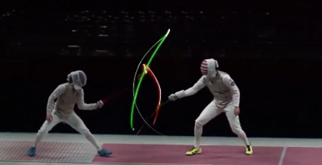 Esgrimista en acción con superposición digital de la trayectoria de la punta de la espada.