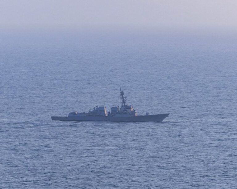 Destructor de misiles USS Spruance en operaciones navales