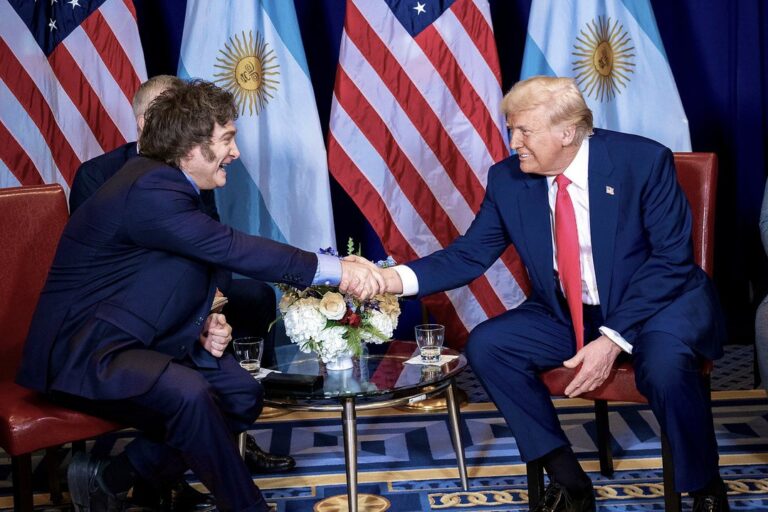 Bandera de Argentina y Estados Unidos juntas en señal de cooperación bilateral