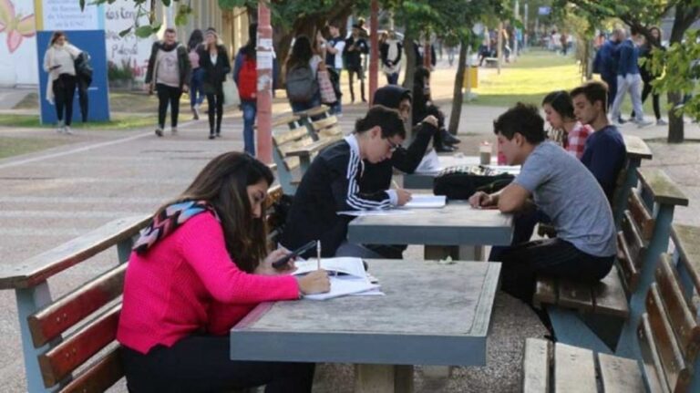 Joven trabajador analizando datos en una oficina moderna, representando el estudio sobre desmotivación laboral.