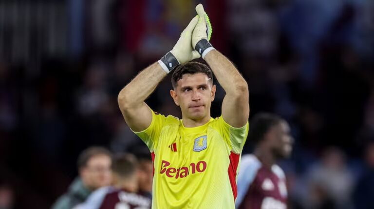 Emiliano 'Dibu' Martínez durante el partido Aston Villa vs Nottingham Forest por la Europa League