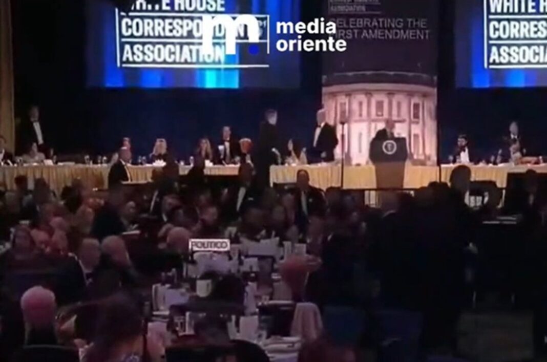 Agentes del Servicio Secreto escoltan a Donald Trump durante la evacuación en la cena de corresponsales en Washington