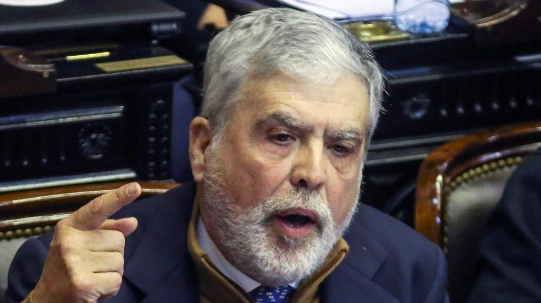 Ilustración de un estetoscopio sobre un fondo relacionado con la salud.