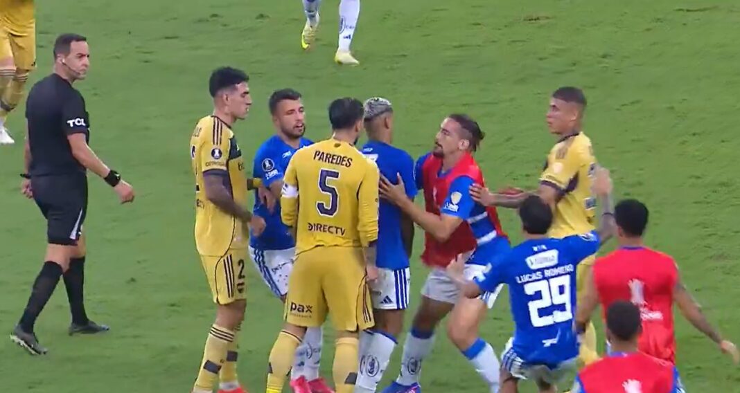 Jugadores de Boca Juniors y Cruzeiro forcejean tras el pitazo final en el Mineirão