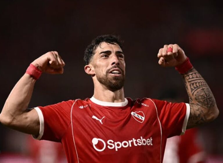 Gabriel Ávalos, delantero de Independiente, celebrando un gol.