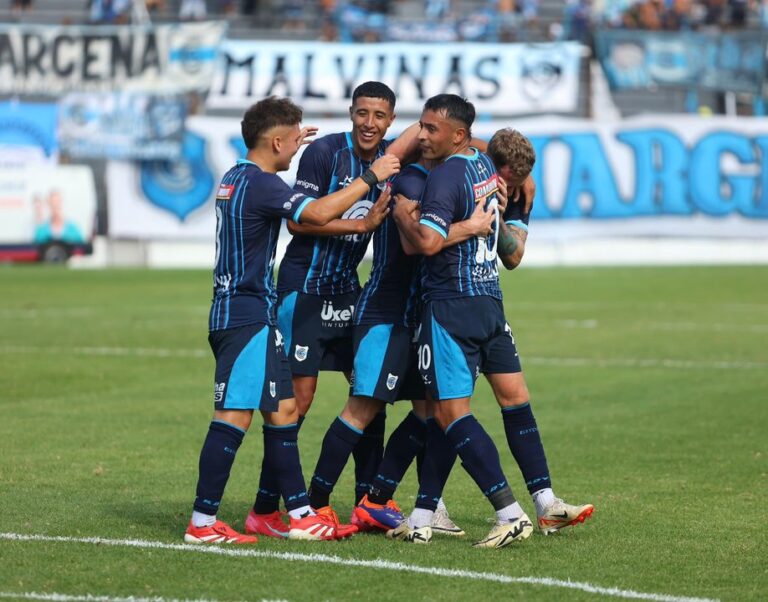 Jugadores de Gimnasia de Jujuy celebran un gol durante el partido contra Almagro en el estadio 23 de Agosto.