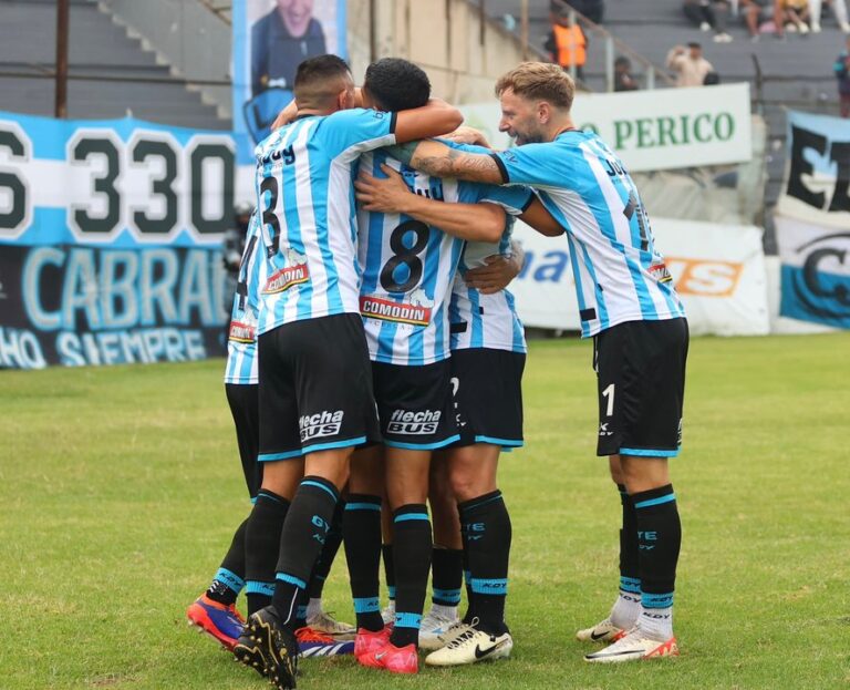 Jugadores de Gimnasia de Jujuy celebrando un gol durante el partido contra Patronato.