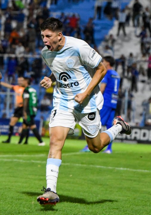 Jugadores de Gimnasia y Tiro y San Martín de San Juan durante el partido en el estadio Gigante del Norte.