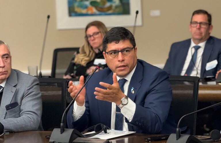 Gobernador Claudio Vidal durante presentación ante empresarios en Alberta, Canadá.