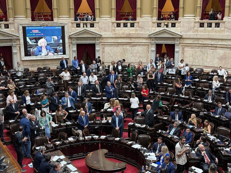 Manuel Adorni, jefe de Gabinete, durante un anuncio oficial.