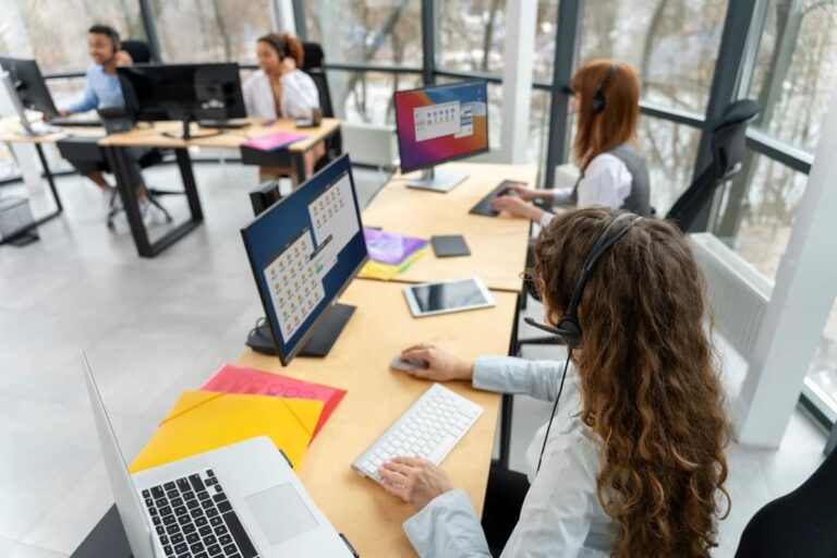 Persona analizando gráficos de evolución de habilidades laborales en una pantalla digital