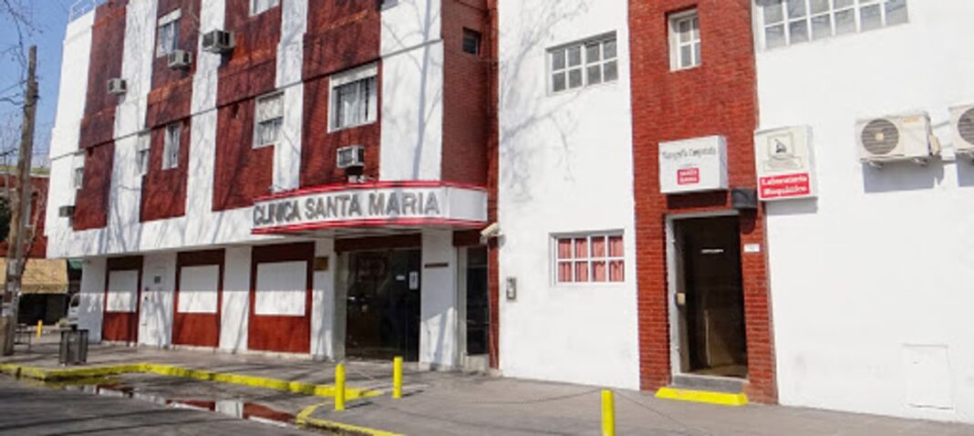 Fachada de la Clínica Santa María en Villa Ballester