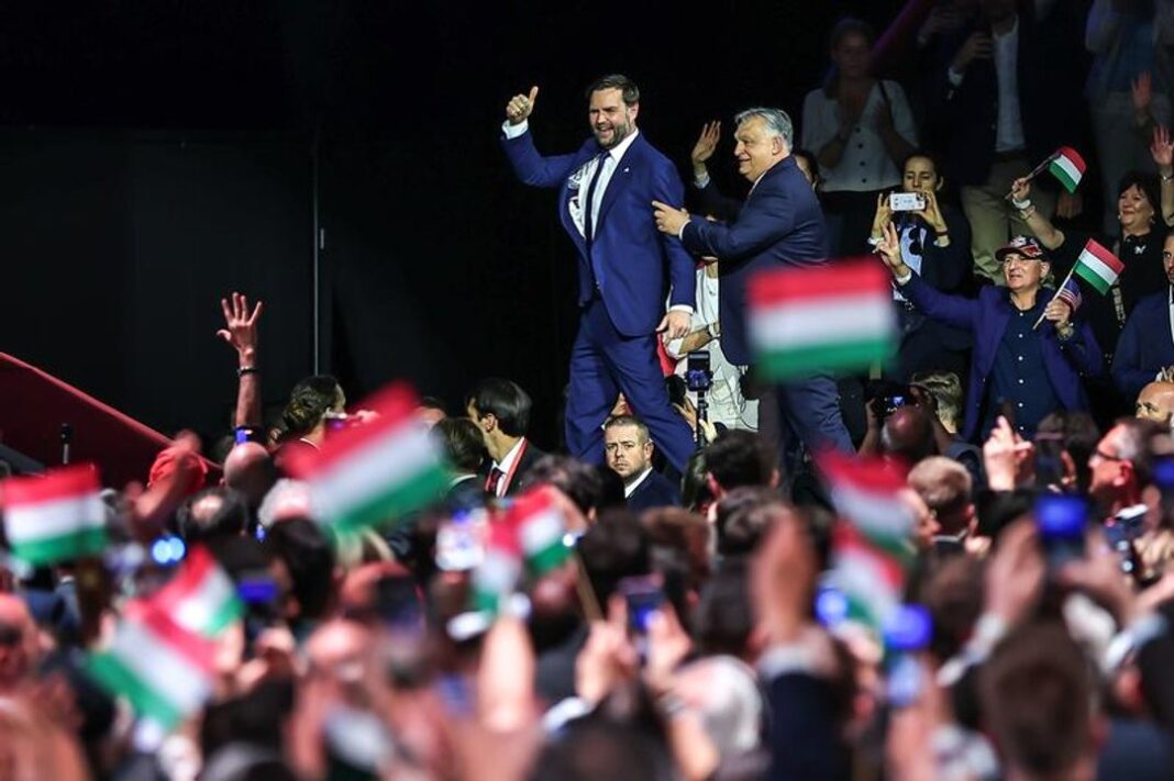 Bandera de Hungría ondeando frente al Parlamento en Budapest