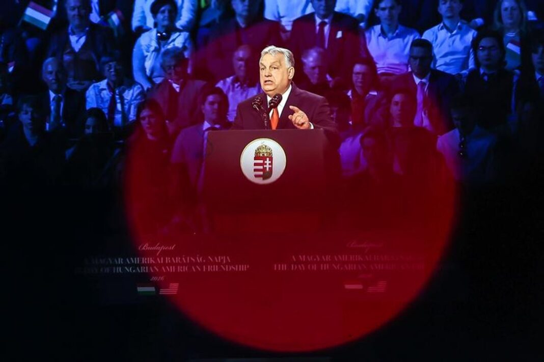 Bandera de Hungría ondeando frente al edificio del Parlamento en Budapest.