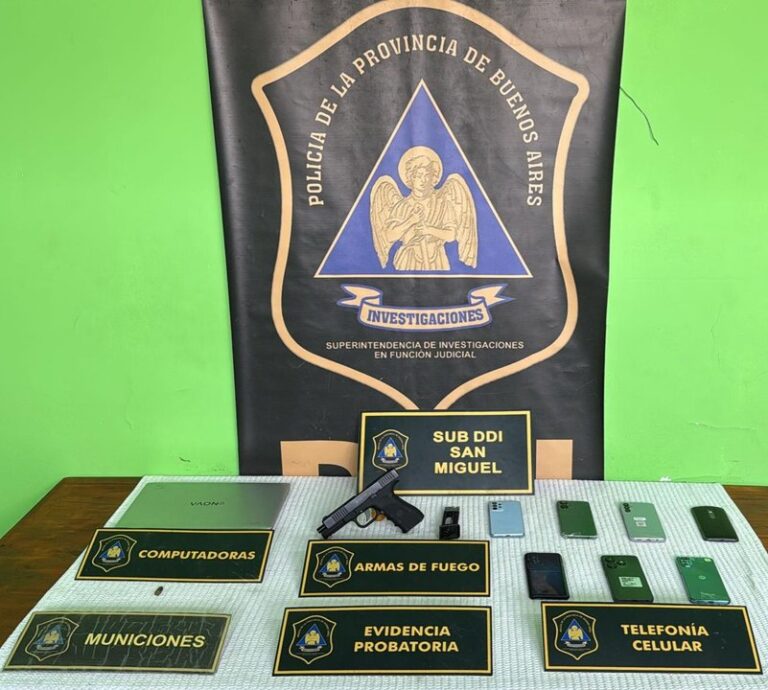 Ilustración de un colegio con elementos de seguridad escolar en primer plano.