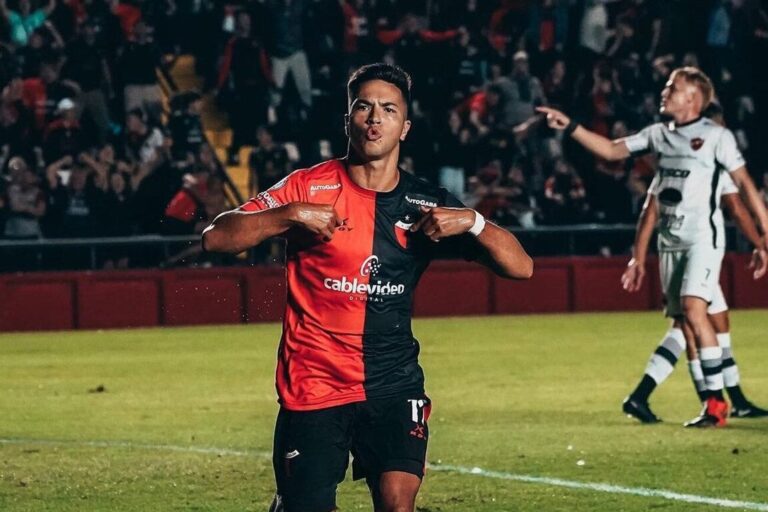 Ignacio Lago, futbolista de Colón de Santa Fe, en acción durante un partido.