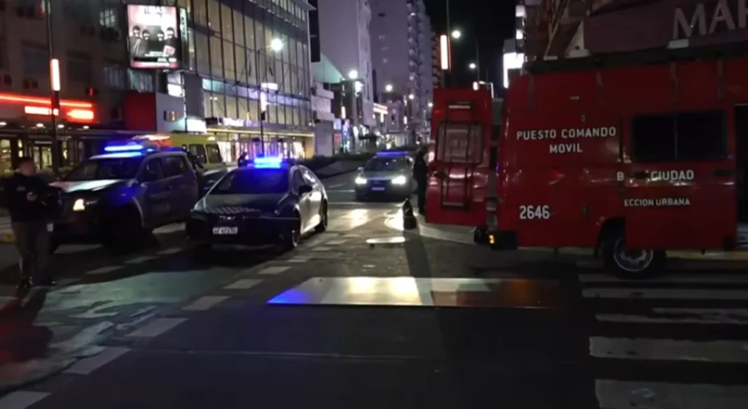 Bomberos trabajando en un incendio en Avenida Corrientes y Paraná, Buenos Aires