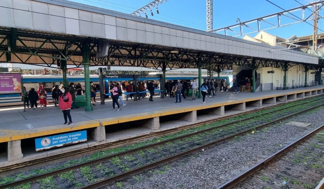 Tren Roca detenido en la estación Temperley, con presencia policial en los andenes.