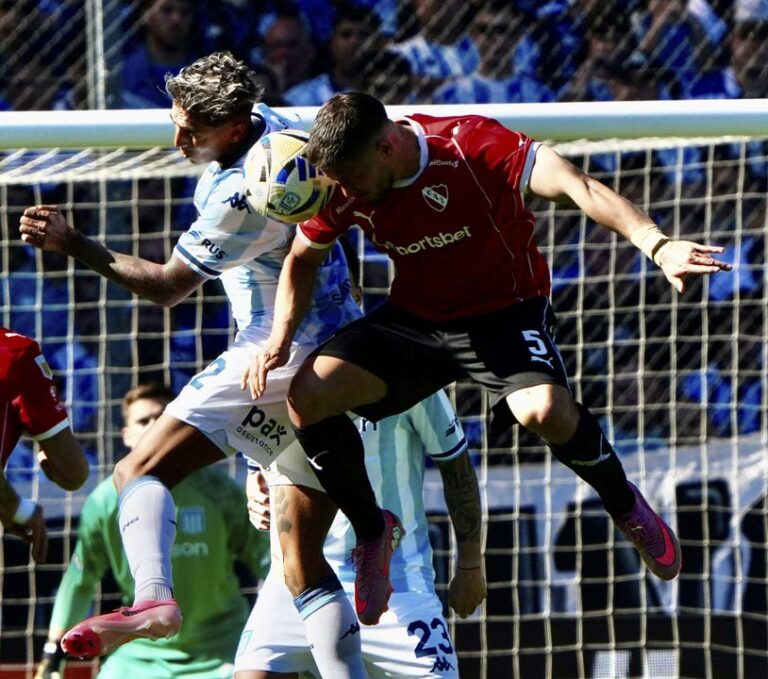 Escudos de Independiente y Racing Club, protagonistas del Clásico de Avellaneda.