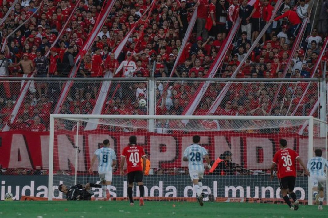 Jugadores de Independiente celebran el gol frente a Racing en el estadio Libertadores de América.