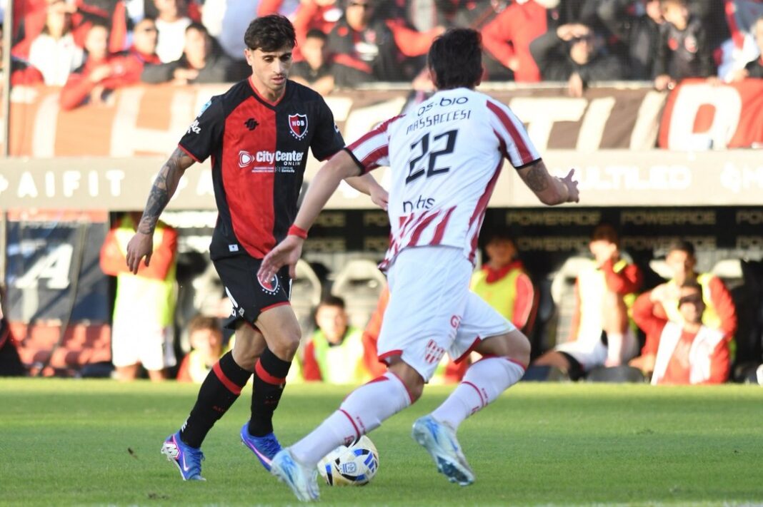 Partido de fútbol entre Instituto y Newell's en el estadio Marcelo Bielsa