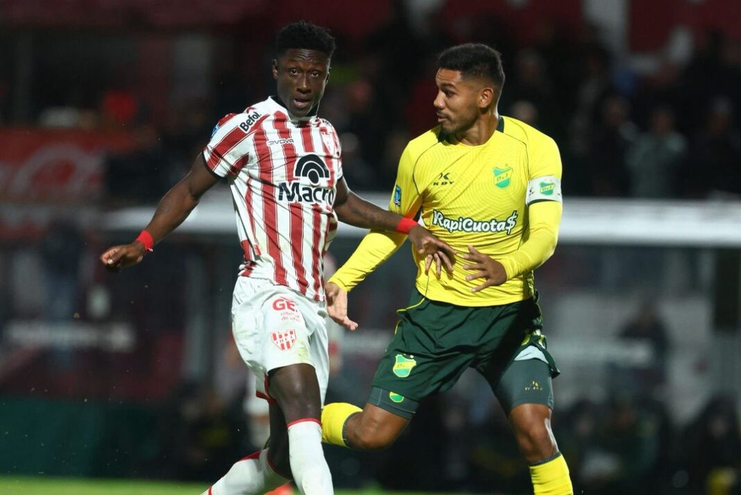 Jugadores de Instituto de Córdoba celebrando un gol durante el partido contra Defensa y Justicia en el estadio Juan Domingo Perón.