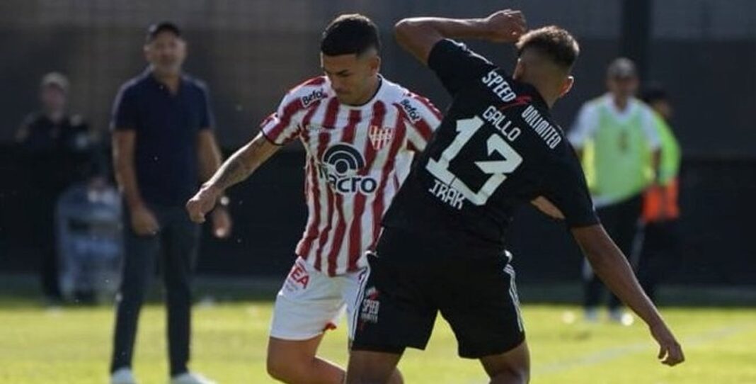 Jugadores de Instituto celebran el gol durante el partido contra Riestra en el estadio Guillermo Laza.
