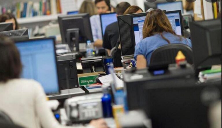 Gráfico o representación visual sobre el uso de inteligencia artificial en oficinas y administración pública.