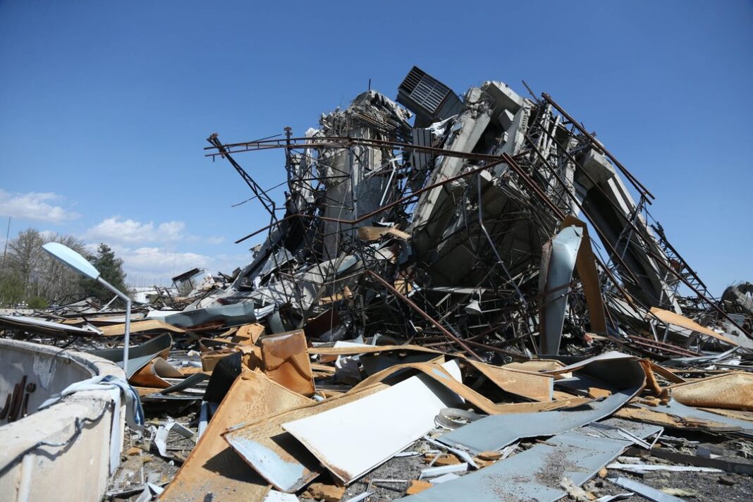 Bandera de Irán y sede de las Naciones Unidas en contexto de tensión internacional.
