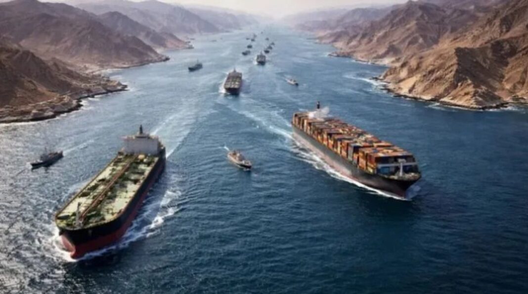 Mapa que muestra la ubicación de Irán, Pakistán y el Estrecho de Ormuz, con iconos de banderas y barcos.