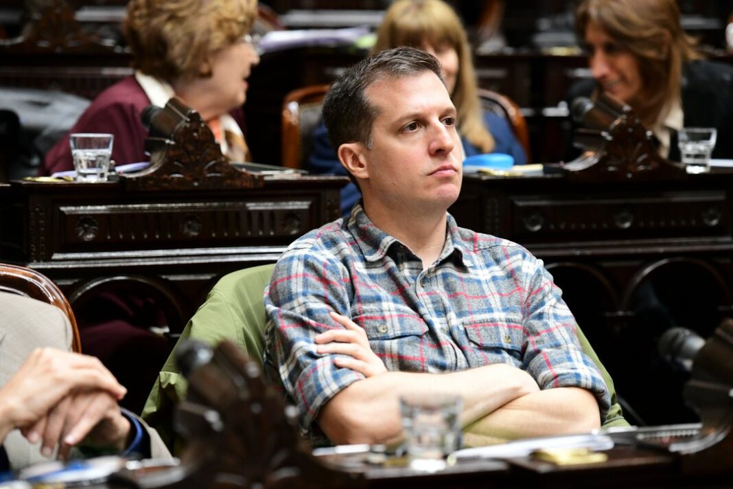 Retrato del diputado nacional Juan Marino en el Congreso de la Nación.