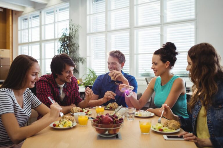 Grupo de amigos compartiendo un asado en una reunión