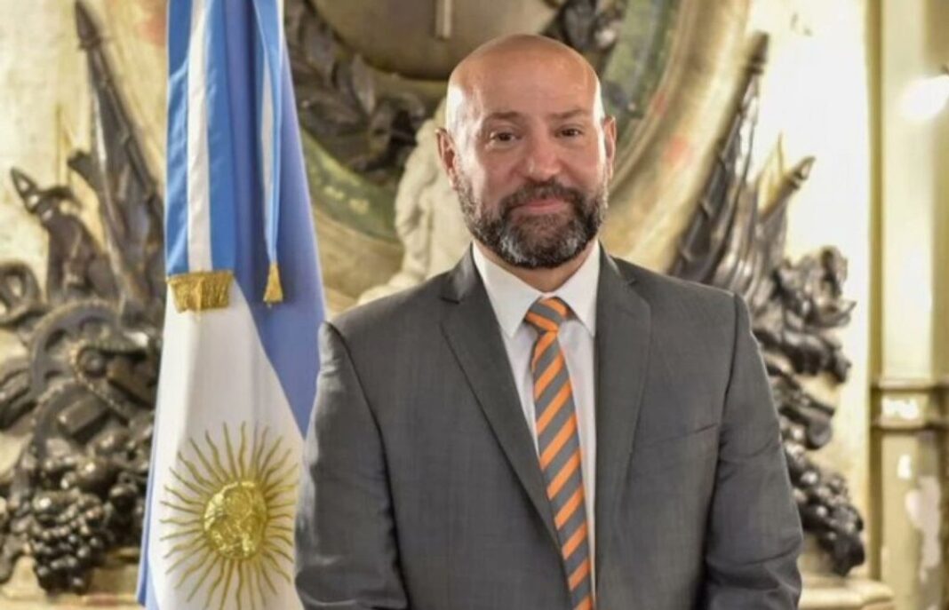 Símbolo de la Justicia frente a la bandera argentina, en referencia a la causa judicial.