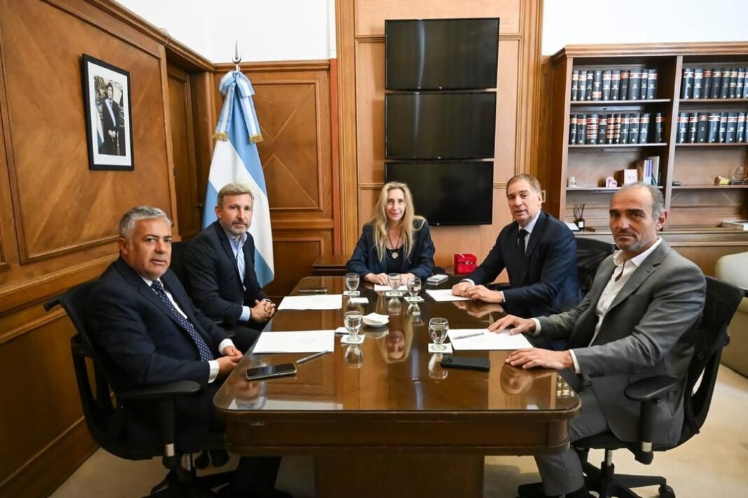 Karina Milei junto a funcionarios y gobernadores en reunión de la mesa electoral en Casa Rosada.