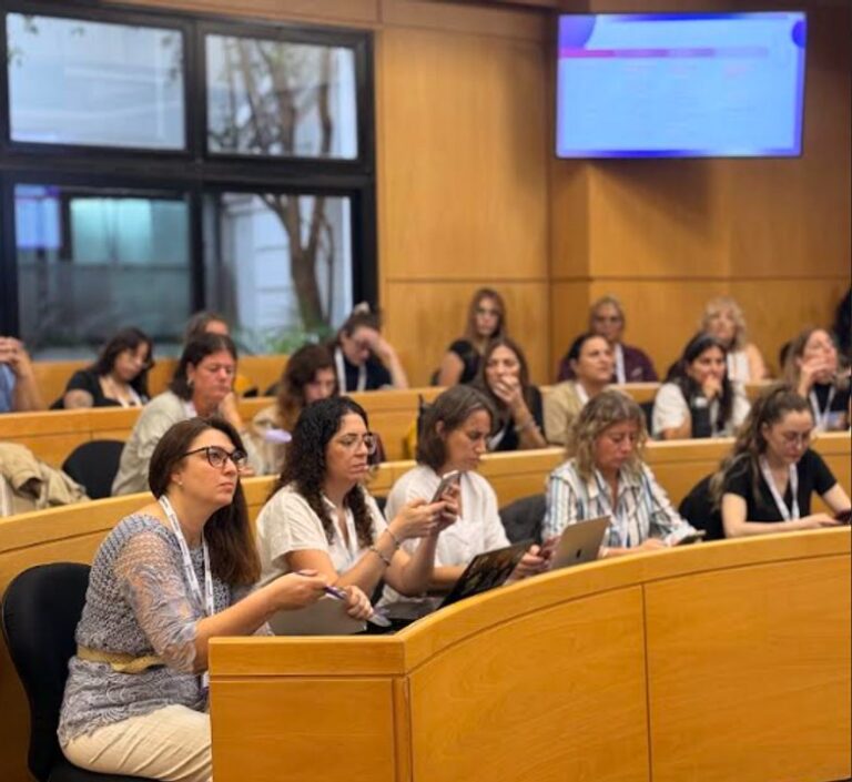 Mujeres en un evento de tecnología discutiendo sobre inteligencia artificial y género