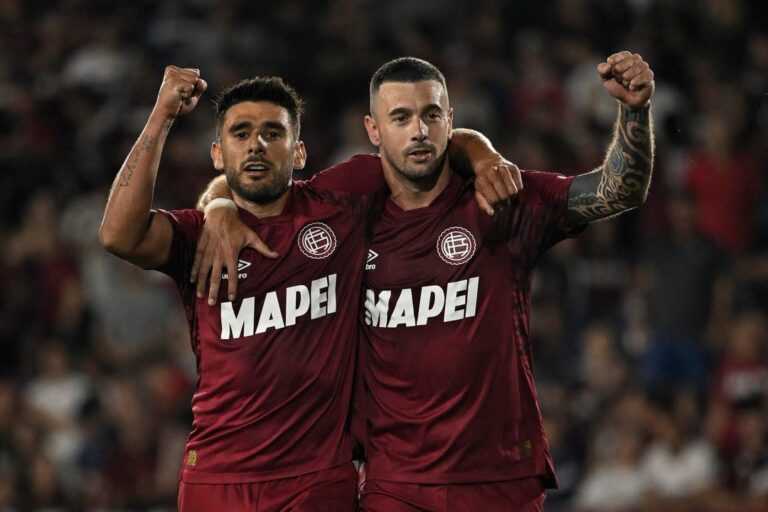 Escudo del Club Lanús y bandera de Brasil en representación del partido contra Mirassol.