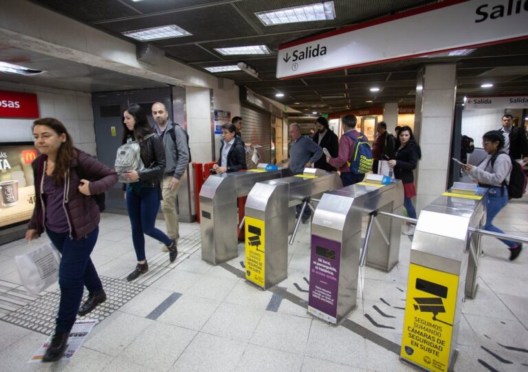 Estación Federico Lacroze de la Línea B con molinetes liberados durante protesta sindical